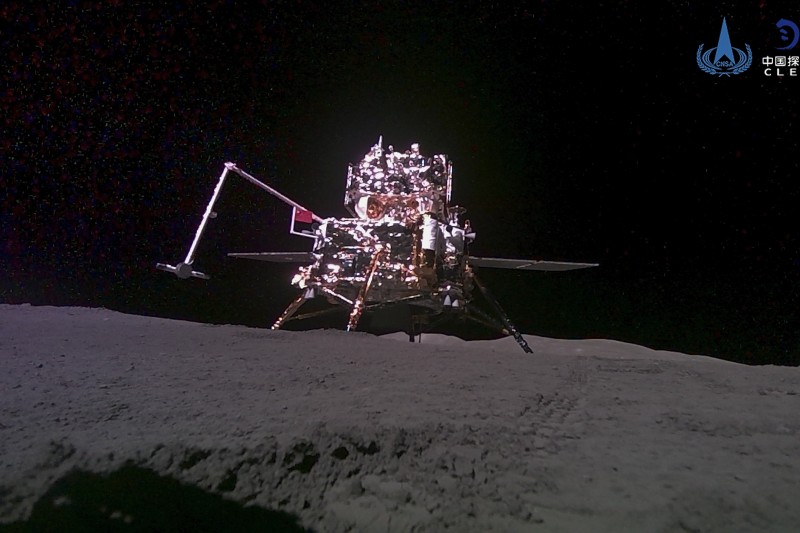 2024年6月4日，嫦娥六號探測器著陸器在月球表面工作。（美聯社）