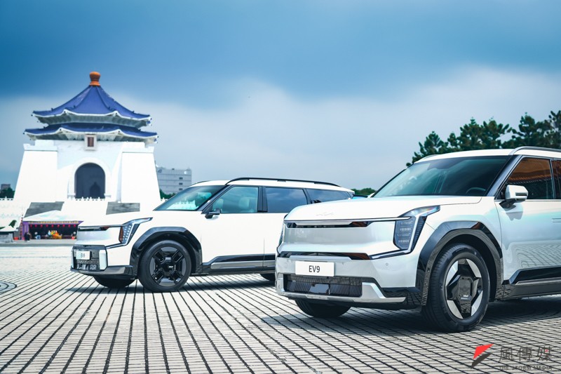 EV9 共有兩種車型可選，可見到外型上 Earth RWD（右）與 GT-line e-AWD（左）的風格差異。