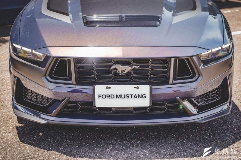 延續舊款概念，全新第 7 代 Mustang 採用三道水平式 LED 日行燈。