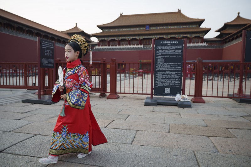 2024年6月26日，一身清朝服裝的中國女孩在北京紫禁城遊覽。（美聯社）