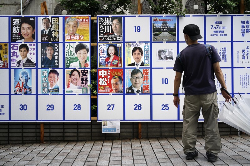 2024年7月1日，東京街頭的選舉海報。東京都知事選舉7月7日舉行。（美聯社）