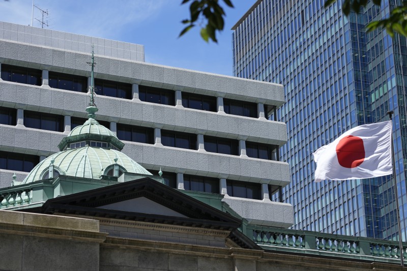 2022年7月29日。日本央行東京總部外飄揚著日本國旗。（美聯社）