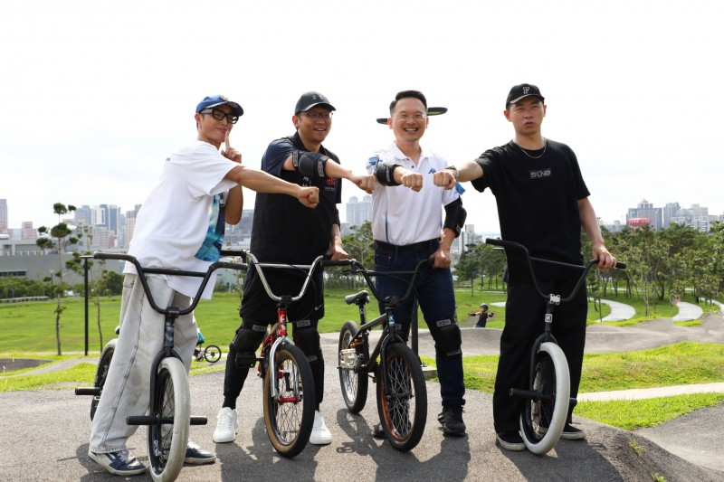 桃園市蘇俊賓副市長（右二）協同桃園觀旅局周柏吟局長（左二）一同進行首次BMX挑戰。（圖/藝青會提供）