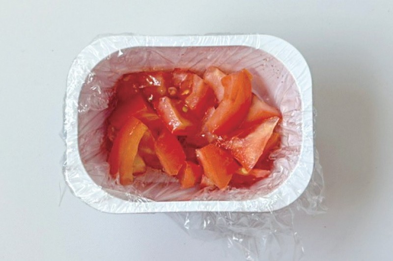 洗淨番茄後擦乾。（圖／幸福文化出版社提供）