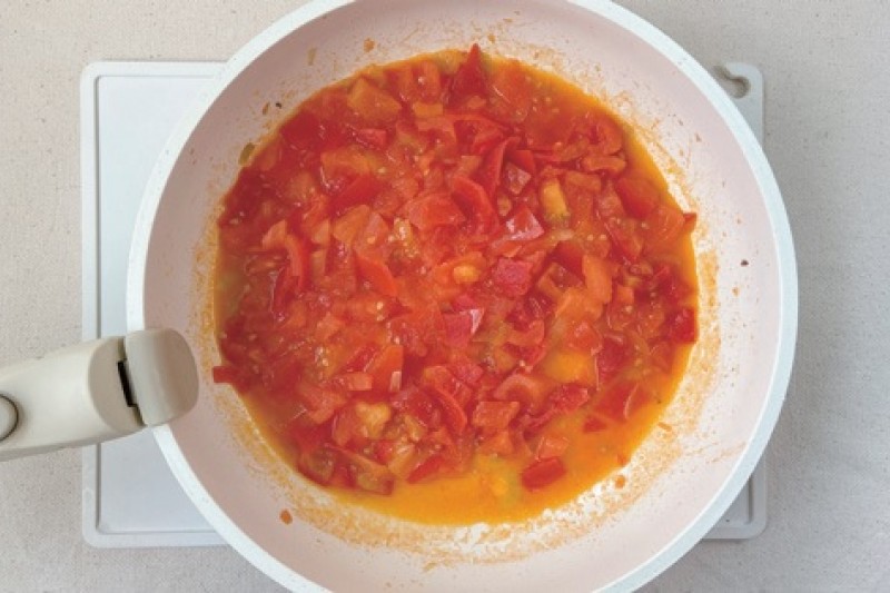 去皮的熟番茄切成丁，分成食用份量冷凍定型。（圖／幸福文化出版社提供）