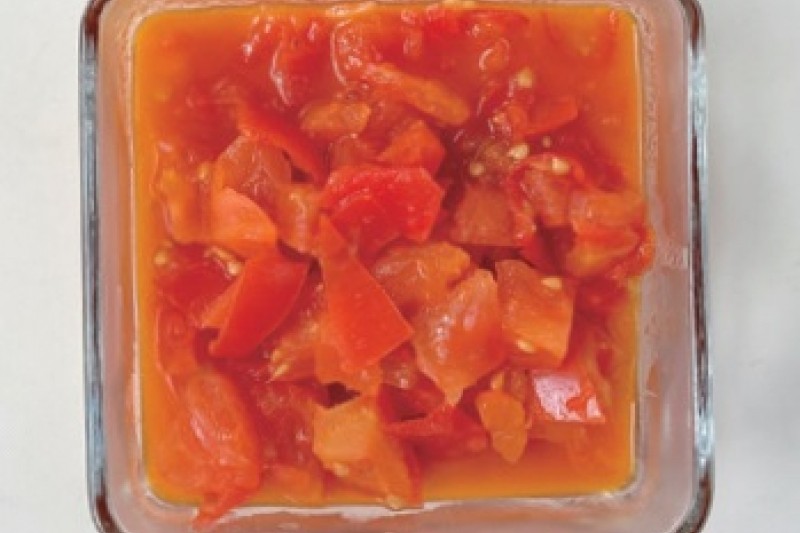 番茄切半後去籽， 放入保鮮盒裡，冷凍保存。（圖／幸福文化出版社提供）
