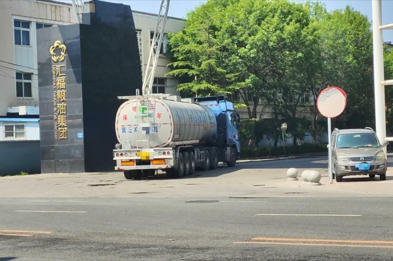 中國大陸食安風暴再起！陸媒披露，5月21日，一輛卸完煤製油的油罐車，在未洗罐的情況下進入一家糧油公司裝載大豆油。（取自《新京報》）