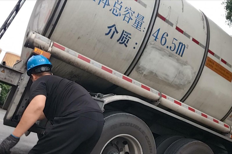 5月24日，天津一家食用油廠門口，油罐車司機正在擦拭卸油口以應付廠家的檢查。（取自《新京報》）