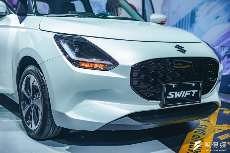 全新第 4 代 Swift 擁有更為簡潔俐落的整體造型，蚌殼式引擎蓋的設計則是取材自家車款經典元素。