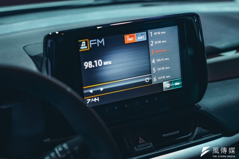懸浮式 9 吋多媒體觸控主機，具備無線 Apple CarPlay 與 Android Auto 等連結機能。