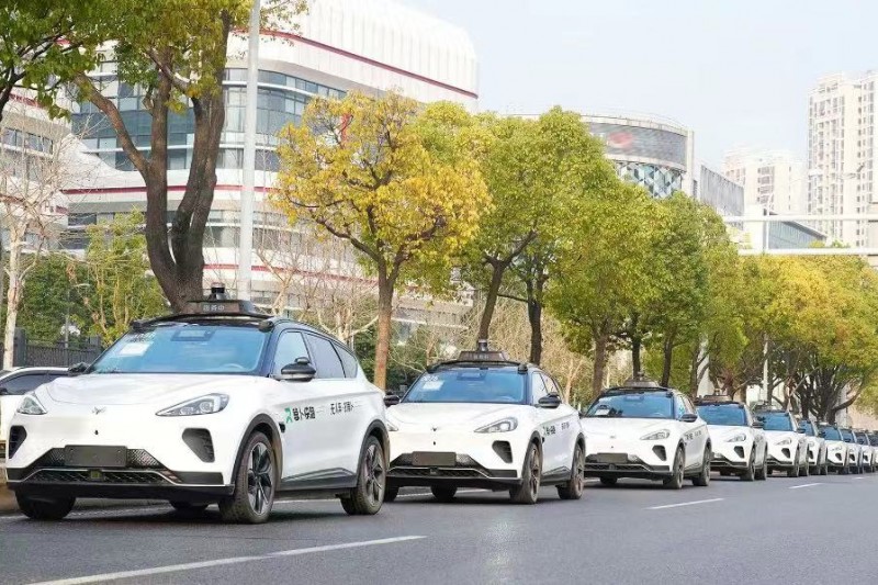 百度旗下無人駕駛計程車「蘿蔔快跑」在中國大陸颳起旋風，卻也引發科技發展與社會就業之間的衝突問題。（取自微信公眾號／鹽財經）