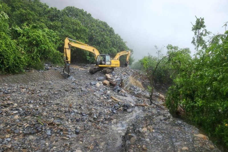 蘇花路廊多處發生坍方及土石流，造成花蓮對外交通中斷。（圖／公路局提供）