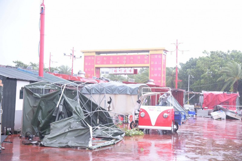 花蓮東大門夜市受災嚴重，屋頂掀翻、牆壁不見了滿目瘡痍。（圖／花蓮縣ˊ政府提供）