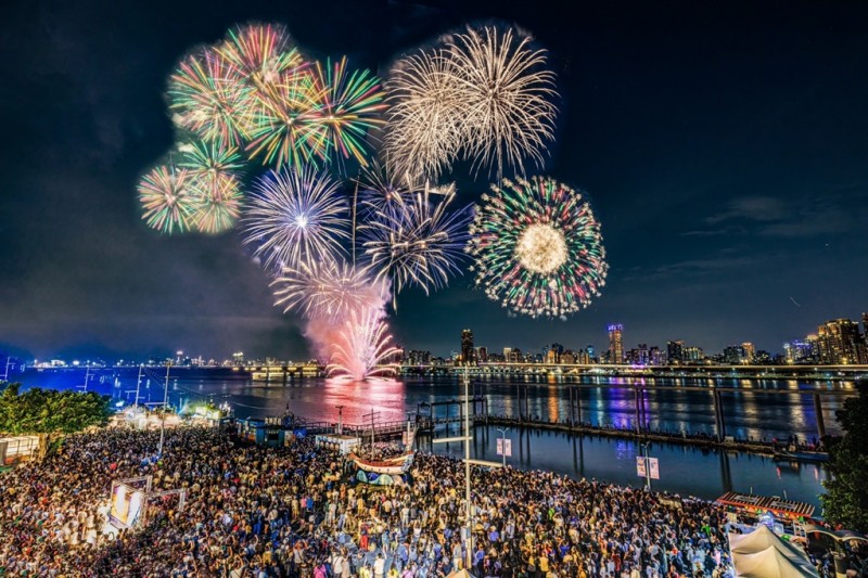 「大稻埕夏日節」煙火秀帶來今夏最浪漫壯觀的七夕情人節煙火秀。（圖／臺北市政府觀傳局提供）