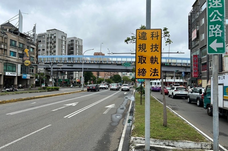 目前全台遍佈各式科技執法，取締設備也越來越多，但對於交通似乎幫助有限，行人身亡數字增多，相關單位卻仍想以大執法為主要改善方式。(圖片來源/ 新竹市政府提供)