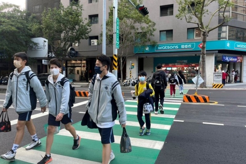 台中市黎明路增設人行庇護島，提升人行安全。(圖/台中市政府提供)