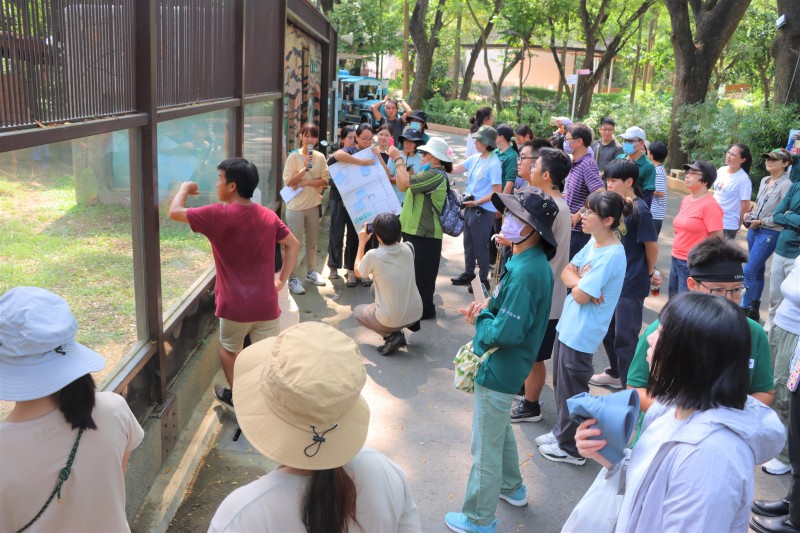 學員專注地在聆聽沼林袋鼠環境豐富化的解說。（圖/高市觀光局提供）