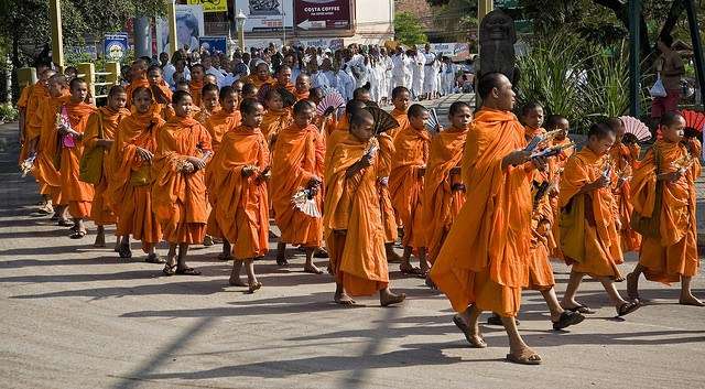 柬埔寨是宗教氛圍濃厚的國家，街頭上常常會有各式各樣的儀式或活動。（圖/女子學提供）