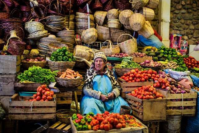 玻利維亞傳統市集裡有各式各樣便宜的食物，很適合旅人探險。（圖/女子學提供）