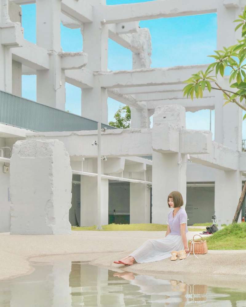 白色建築在白天也很美(圖butt2fly_＠instagram提供)