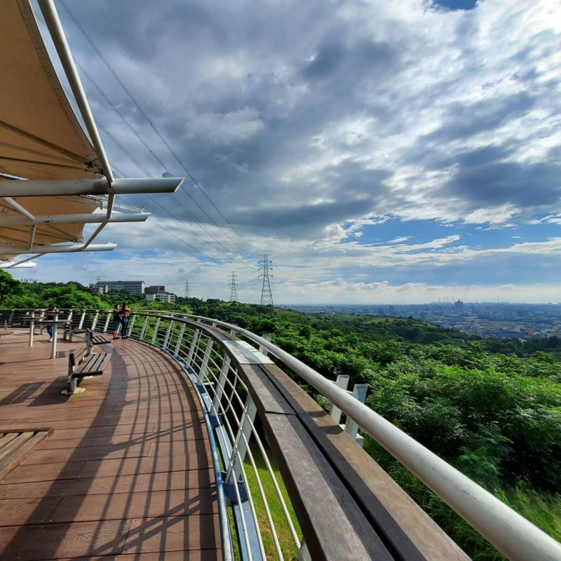 清水鰲峰山公園觀景台做得很安全及完善，屬於環山建築，扇形的平台坐落於鰲峰山的制高點，因此擁有180度全景可遠眺台灣海峽。（圖／取自IG@travis.hsiao）