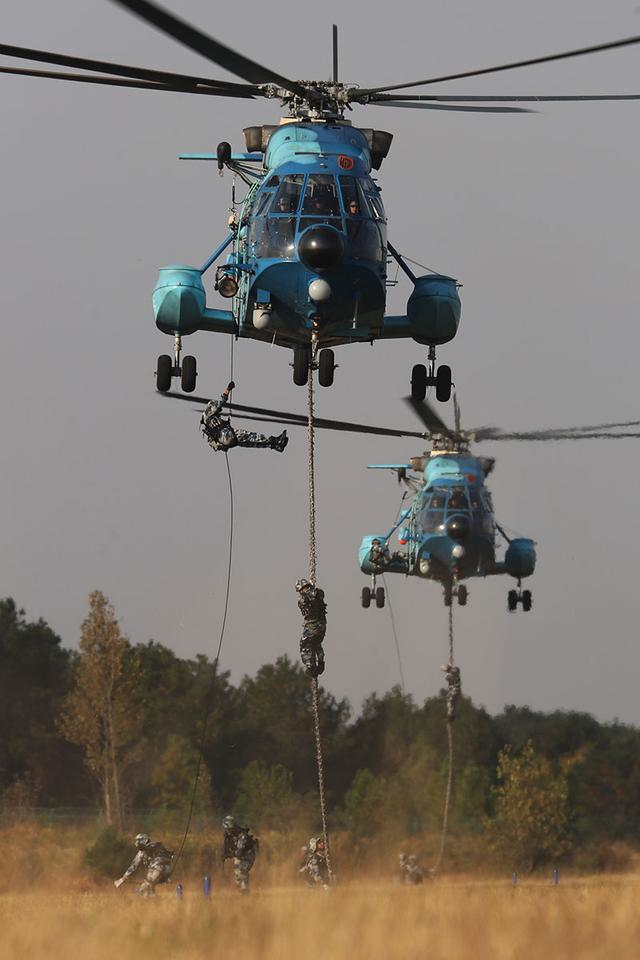 2017解放軍進行空降演習（取自中國軍網）