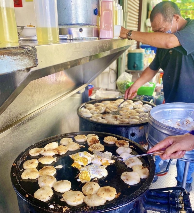 使用豬油製成的肉粿，將肉末放在粿仔內，類似蘿蔔糕的口感，放入油鍋煎得底部恰恰。（圖／Instagram ＠mindy0419提供）