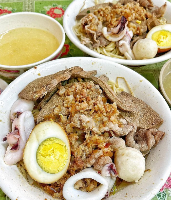 古早味的肉燥拌著麵條一同入口，鹹香夠勁非常好吃。（圖／Instagram ＠taiwanfoodcoma提供）