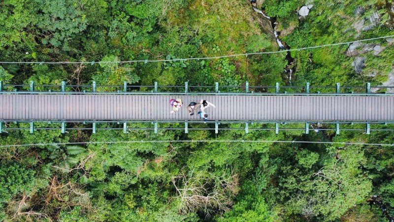 花蓮瓦拉米步道屬於八通關越嶺道的一部份，沿路上除了有綠意盎然的大自然景色，也有日據時期殘留下來的多處駐在所遺址，被森林包圍的同時還會遇見小動物。（圖／Instagram @armanihsu0429提供）