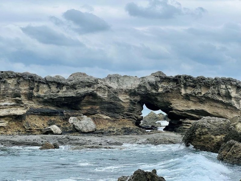 台東貓洞位在金樽陸連島，屬於與海岸平行的離岸島，也是台灣唯一正在生成的陸連島。（圖／Instagram @dianehigurashi提供）