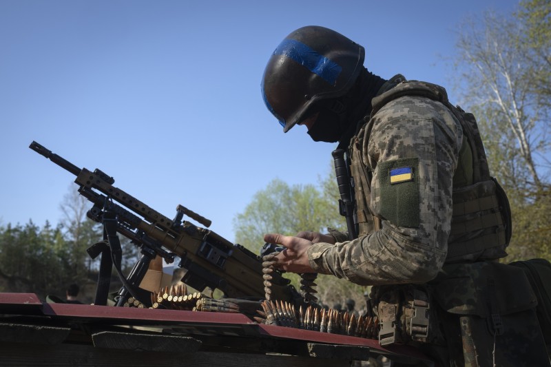 2024年4月，烏克蘭武裝部隊國際軍團西伯利亞營的一名成員正在接受訓練。（美聯社）