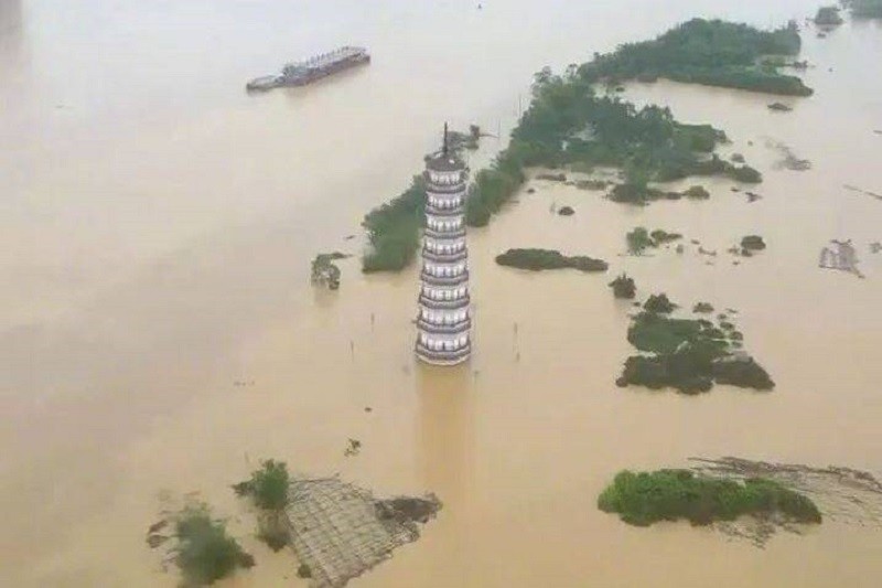 廣東英德市江南村地標文峰塔孤懸於洪水中。（央視微博）