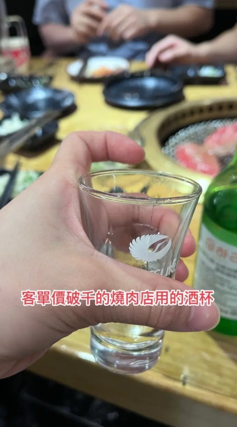 原PO和好友在該餐廳聚餐時被呈上破裂的酒杯。（圖／翻攝自Dcard）