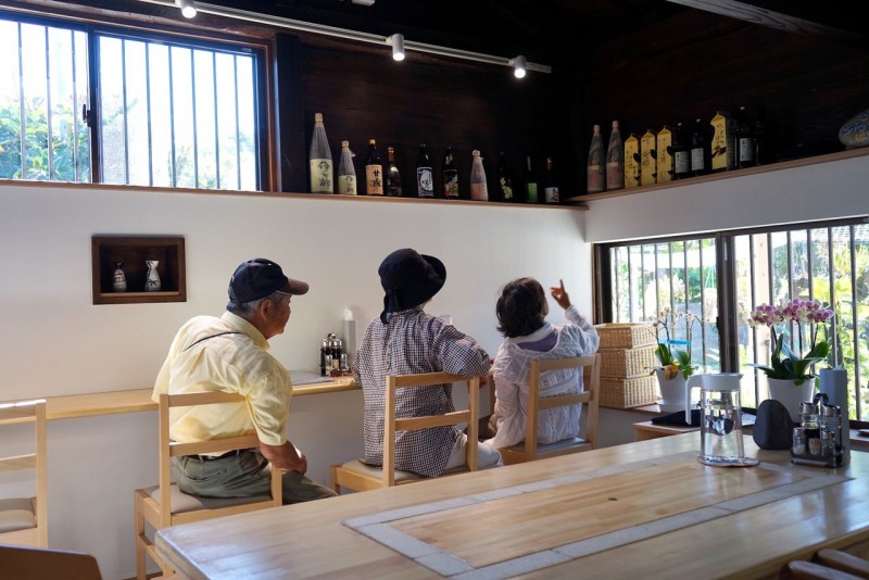 「河畔」餐廳內部。在餐廳開幕之前，本地僅少數店家有開放中午用餐時段（圖片來源：nippon.com，攝影：浮田泰幸）