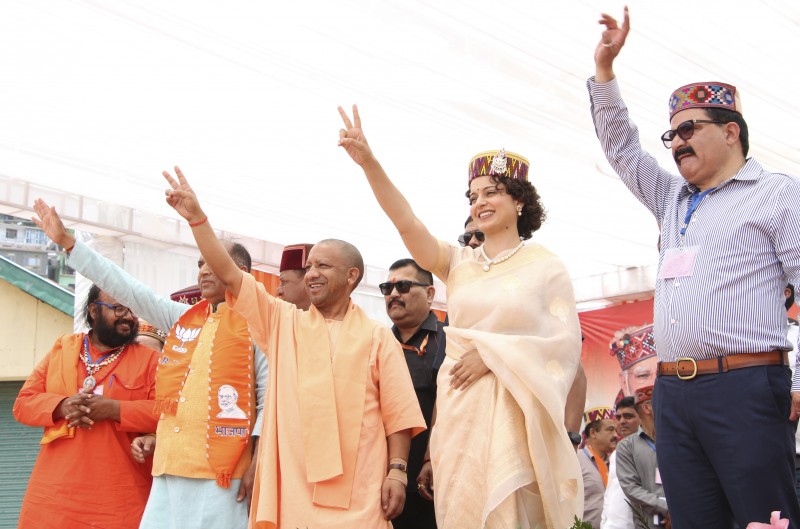 2024年5月30日。寶萊塢明星、印度人民黨候選人拉娜特（右二）和北方邦首席部長阿蒂提亞納特在喜馬偕爾邦庫魯舉行的選舉集會上揮手致意。（美聯社）