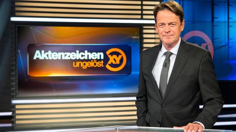 Rudi Cerne im Studio von "Aktenzeichen XY"