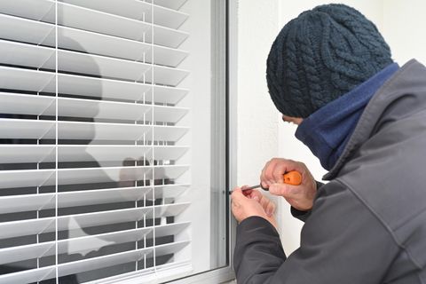 Einbrecher versucht durchs Fenster ins Haus zu kommen