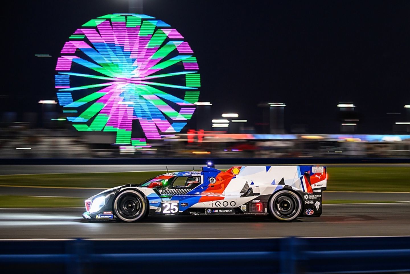 Reportage 24 h von Daytona 2024 Hochspannung an der Partymeile