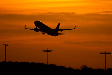 Klima: Ein Passagierflugzeug am Himmel