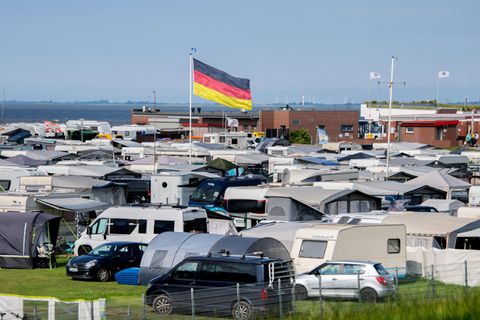 Im Sommer parken Campervans dicht an dicht auf überlaufenen Campingplätzen. Wer es gerne ruhiger mag, kann jedoch auf die im Video vorgestellten Alternativen ausweichen.