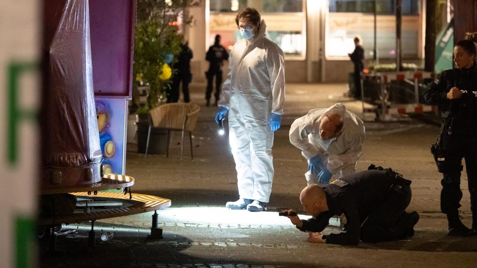 Forensiker untersuchen den Tatort eines islamistischen Terroranschlags in Solingen