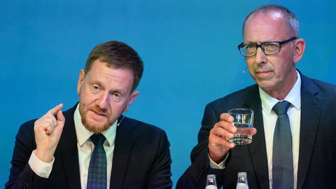 Sachsens CDU-Ministerpräsident Michael Kretschmer und AfD-Spitzenkandidat Jörg Urban bei einem Wahl-Duell