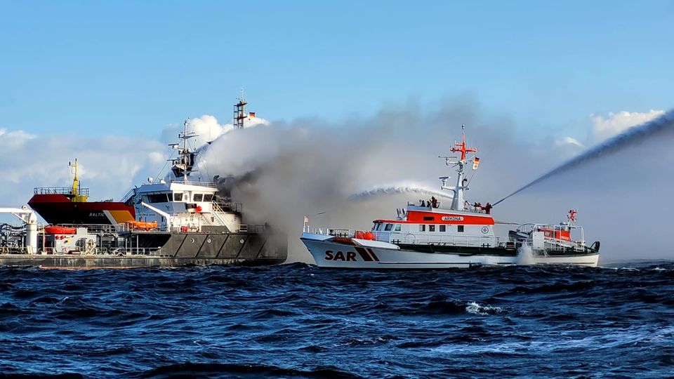 Vor Mecklenburg-Vorpommern kam es auf dem Öltanker "Annika" zu einem Brand. Mehrere Rettungskräfte sind im Einsatz um die Flammen zu löschen. Die Besatzung konnte gerettet werden.