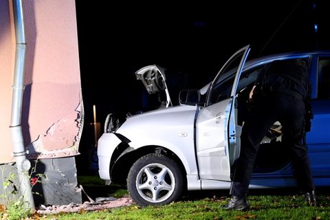 Auto fährt in Haus in Solingen