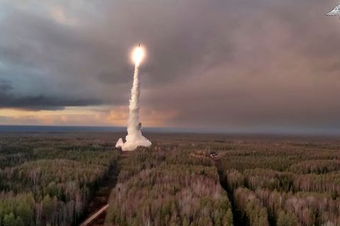 Mit einem Atommanöver mitten im Krieg will Russland Stärke demonstrieren. Foto: Uncredited/Russian Defense Ministry Press via AP