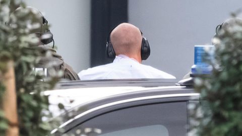 Attentäter Stephan B. auf dem Weg zum Haftprüfungstermin in Karlsruhe