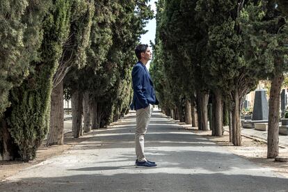 Paco Cerdá, en el cementerio de Alicante, de donde partió para recorrer el itinerario del cortejo de José Antonio. 