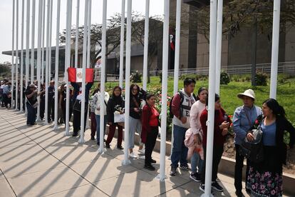 Ciudadanos hacen fila para velar el cuerpo de Alberto Fujimori, este jueves en Lima.