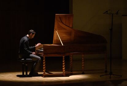 Benjamin Alard, todo mesura y concentración expresiva en su versión de las 'Variaciones Goldberg' de Bach.