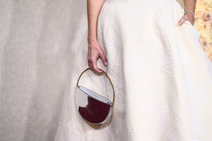 Detalle del vestido de Gillian Anderson en los Globos de Oro de 2024, un diseño de su amiga personal Gabriela Hearst que estaba lleno de bordados con forma de vulva.